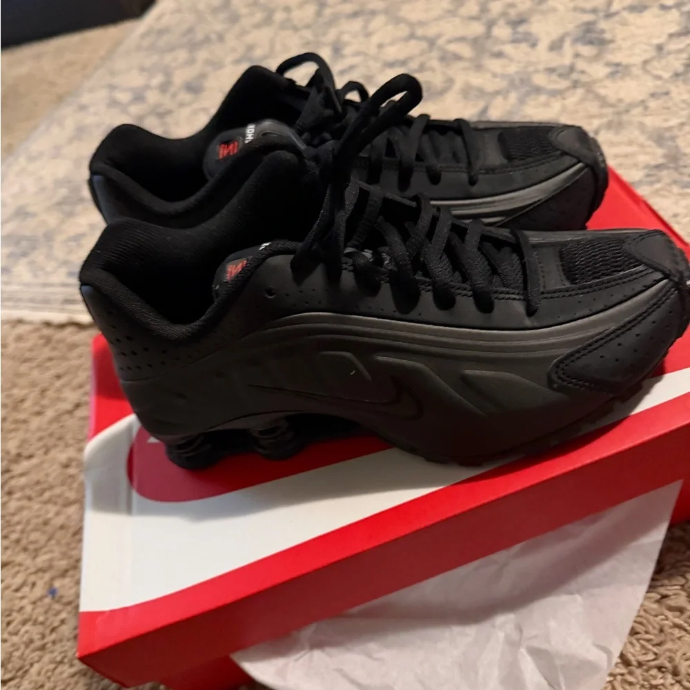 Nike Shox Men's Black Sneakers - Picture 5 of 9